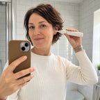 Une femme utilise la caméra Steadyn devant son téléphone